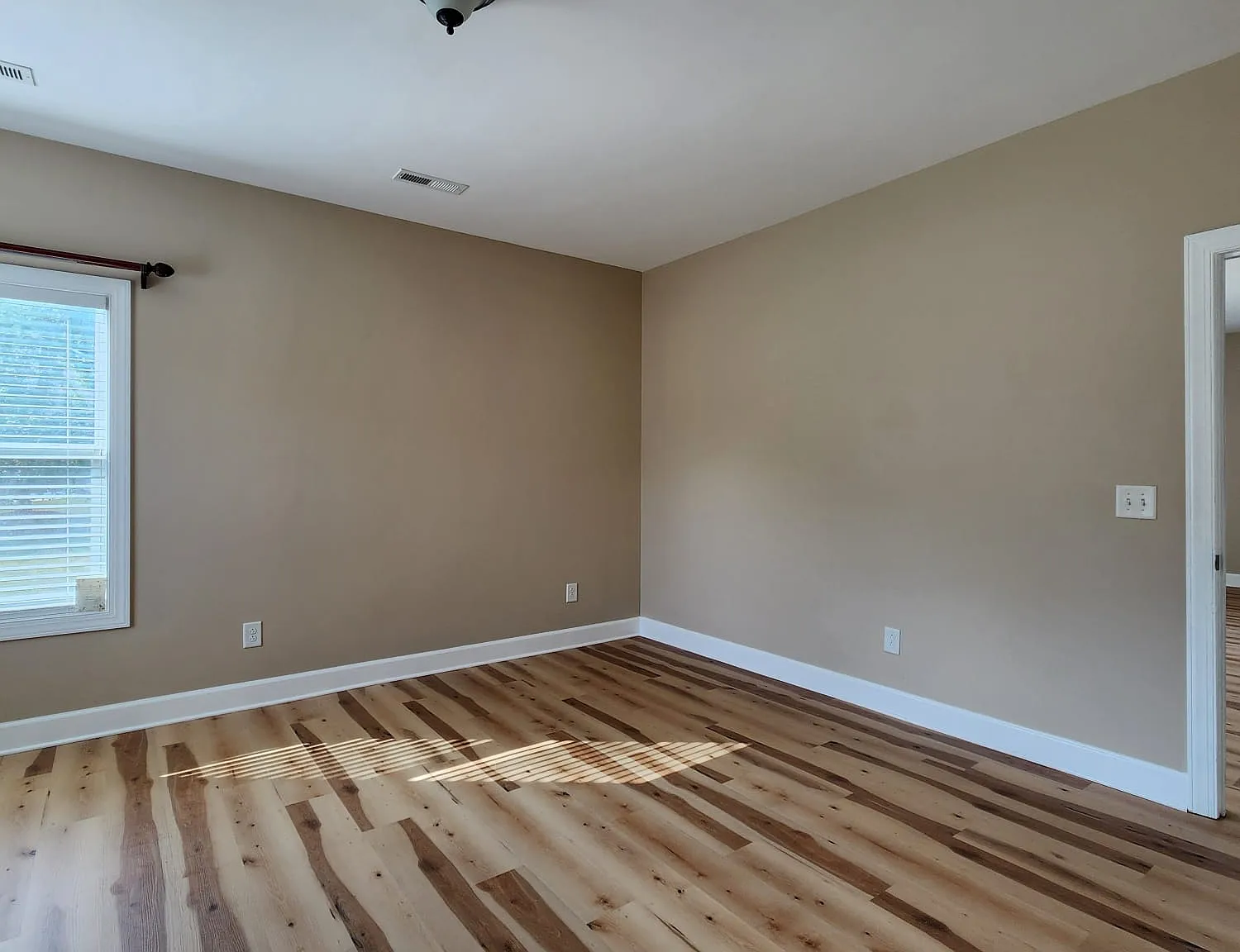 5 bed, 3.5 bath, 2800 sqft, $2,990 — Photo 3