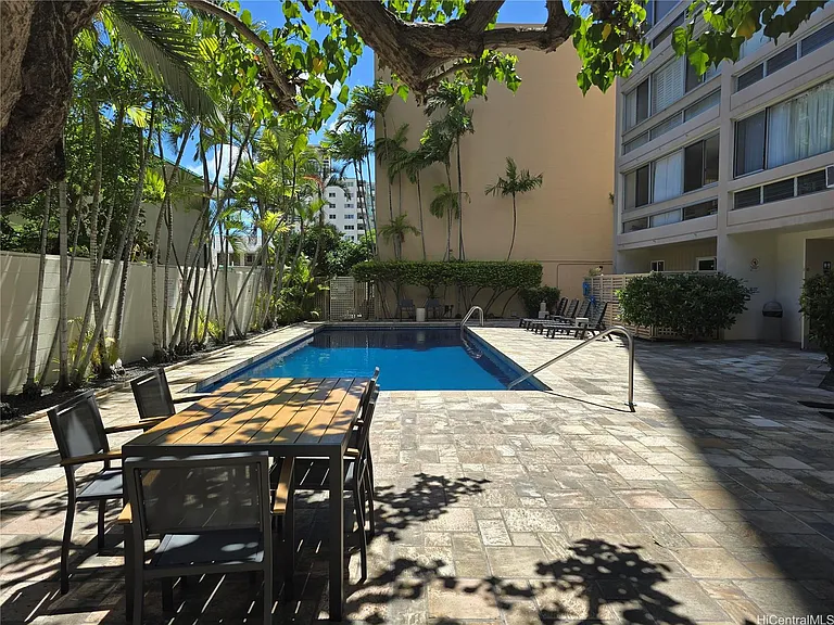 555 University Ave — Photo 14