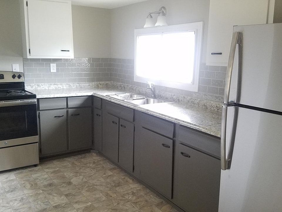 Beautiful brand new kitchen and stainless appliances