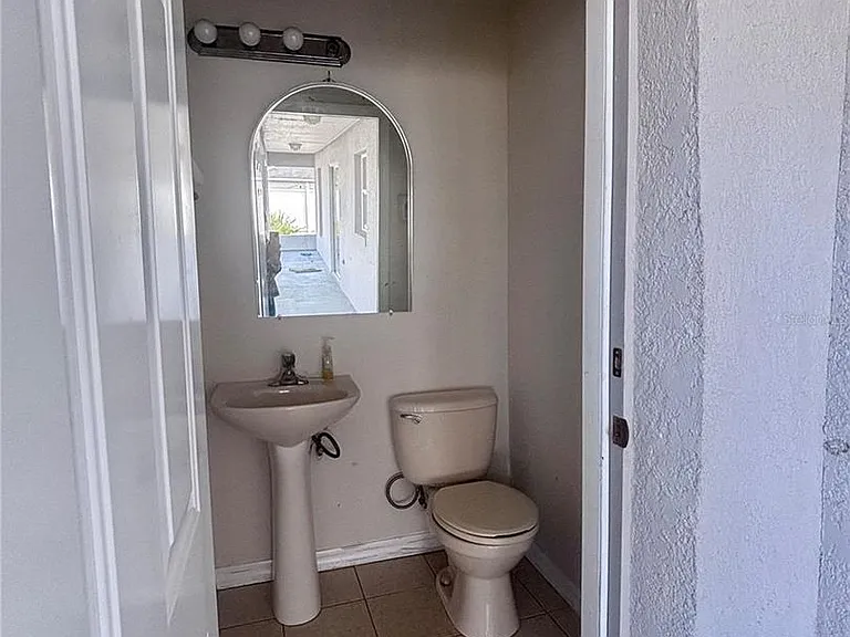 1912 Manatee Dr — Photo 12