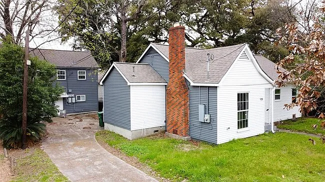 Home is located in the quiet neighborhood, Lindale Park
