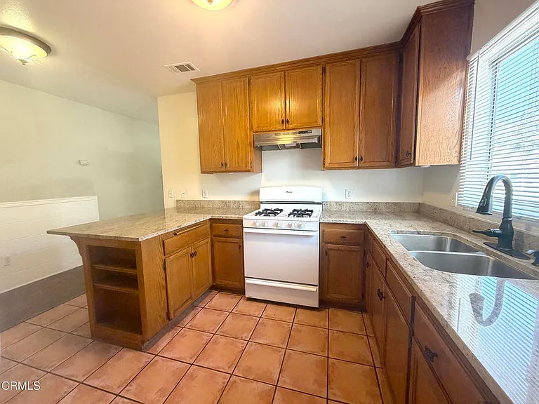 156 S Pacific Ave — Photo 6