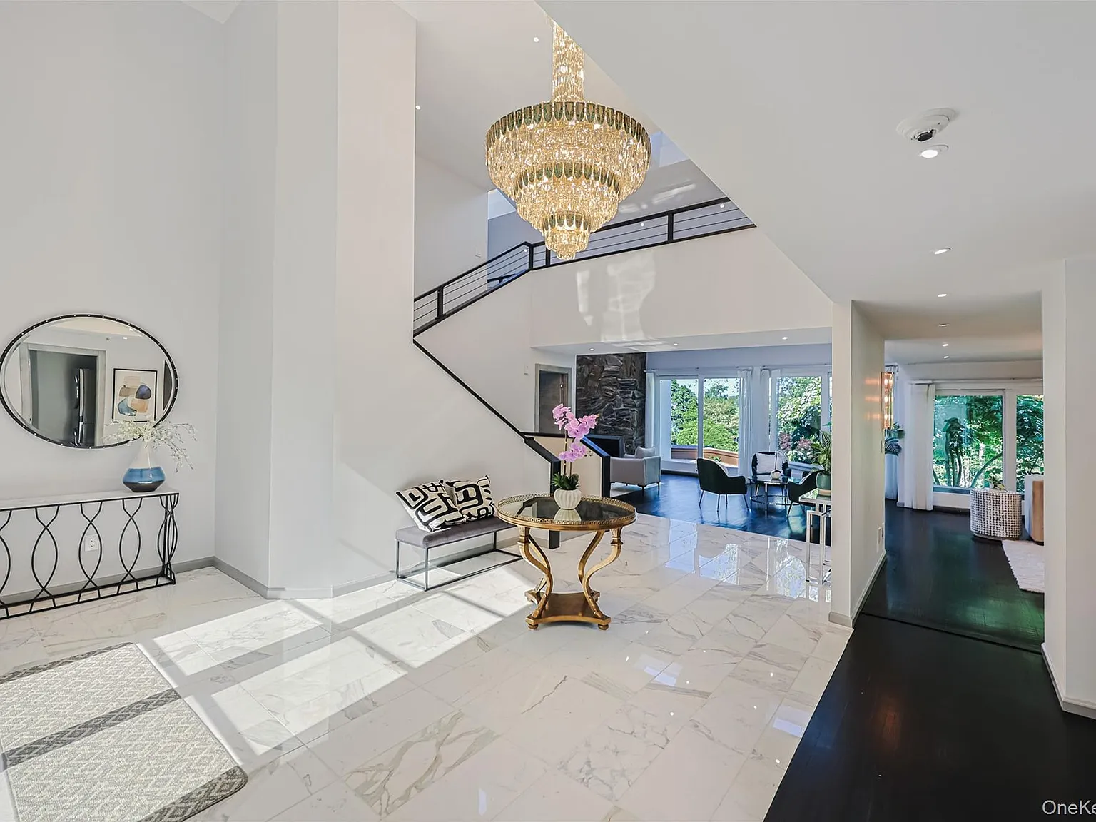 7 bed, 6.5 bath, 6900 sqft, $15,000 — Photo 3