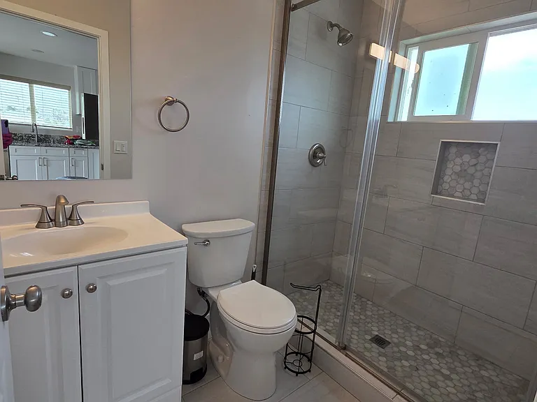 1656 Evergreen Ave #B — Photo 6