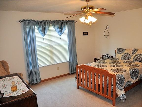 5th image of 304 Lambert Dr