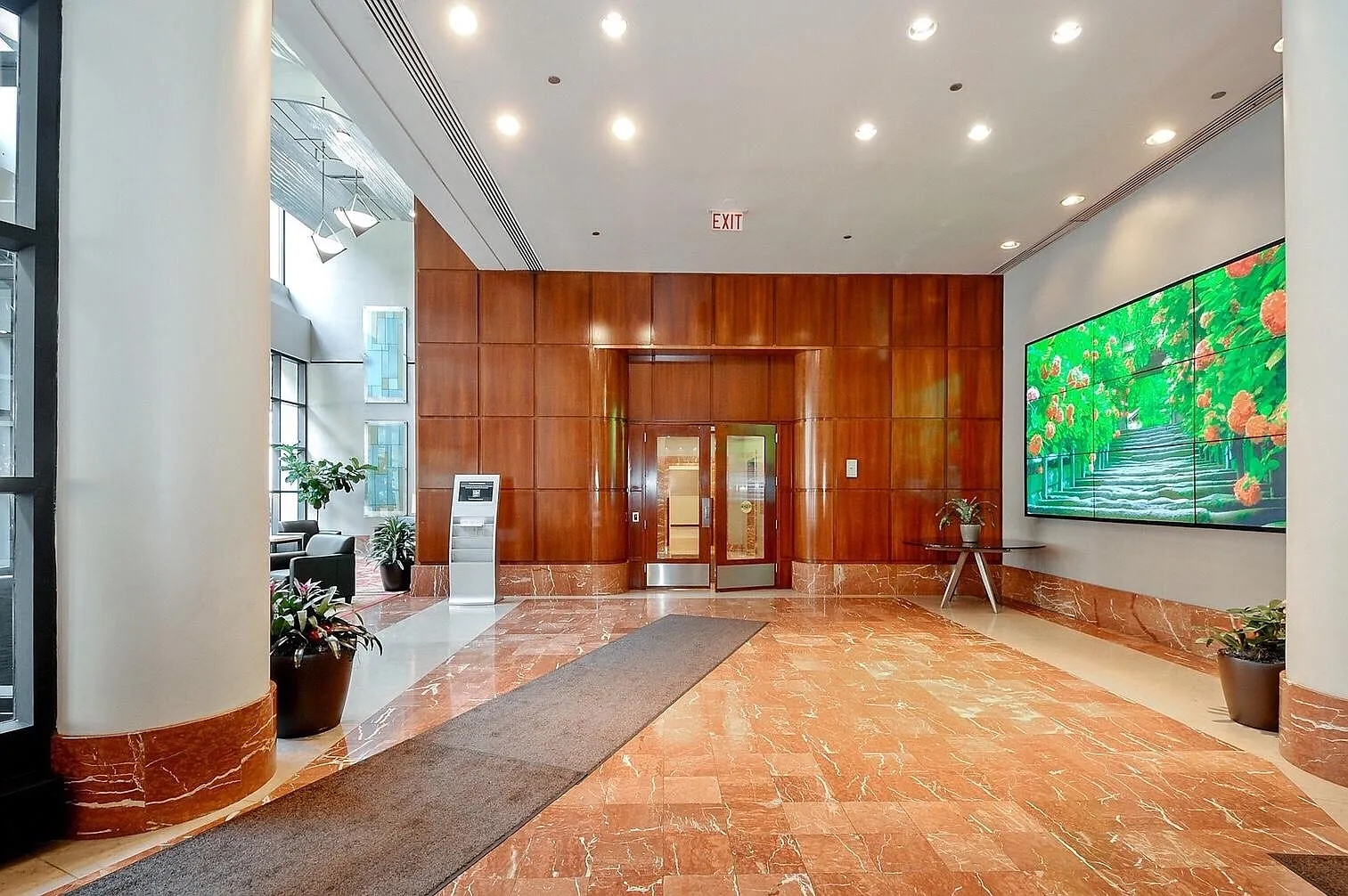 1 bed, 800 sqft, $2,200 — Photo 3