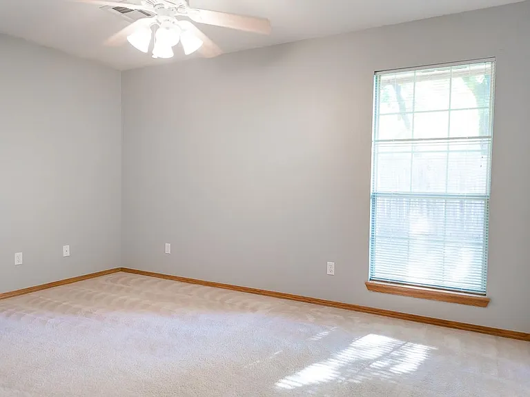 211 Oakdale Dr — Photo 4
