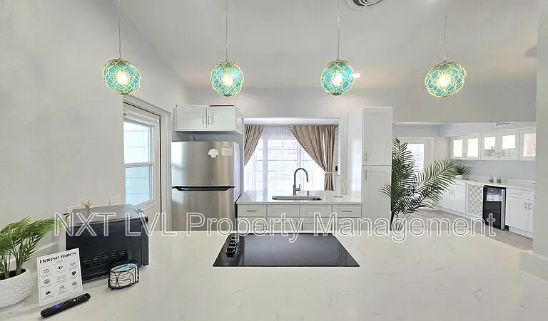2348 Burton Ave — Photo 9