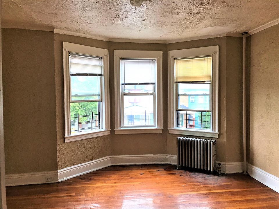 1st image of 4 Eaton Pl APT 4
