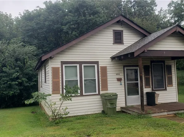 804 E 3rd St, Farmville, VA 23901