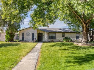 132 N Bluebonnet Dr, Uvalde, TX 78801