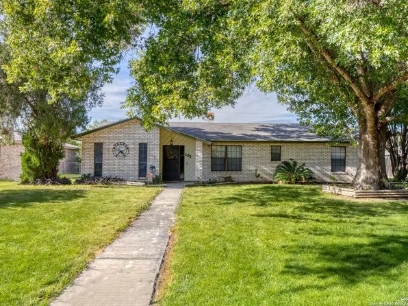 132 N Bluebonnet Dr, Uvalde, TX 78801