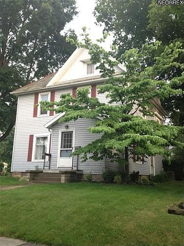 1st image of 326 E Oak St