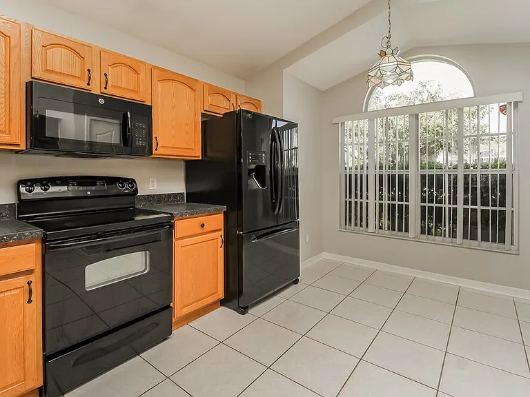 1060 Covington St — Photo 7
