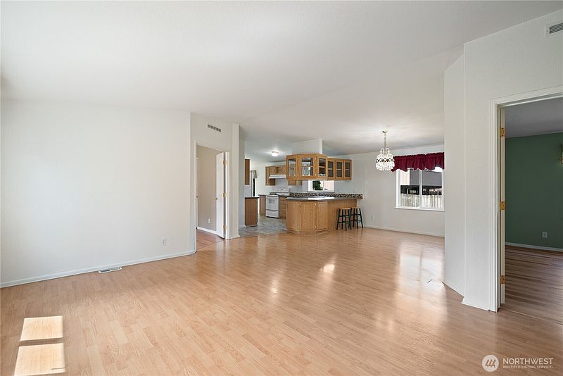 5th image of 827 NE Woodard Avenue