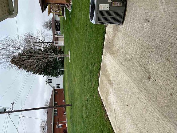 5th image of 405 Elm St