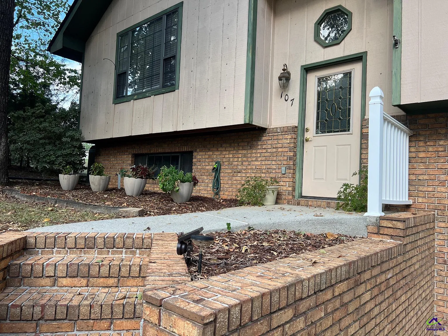 3 bed, 2.5 bath, 2350 sqft, $1,800 — Photo 2