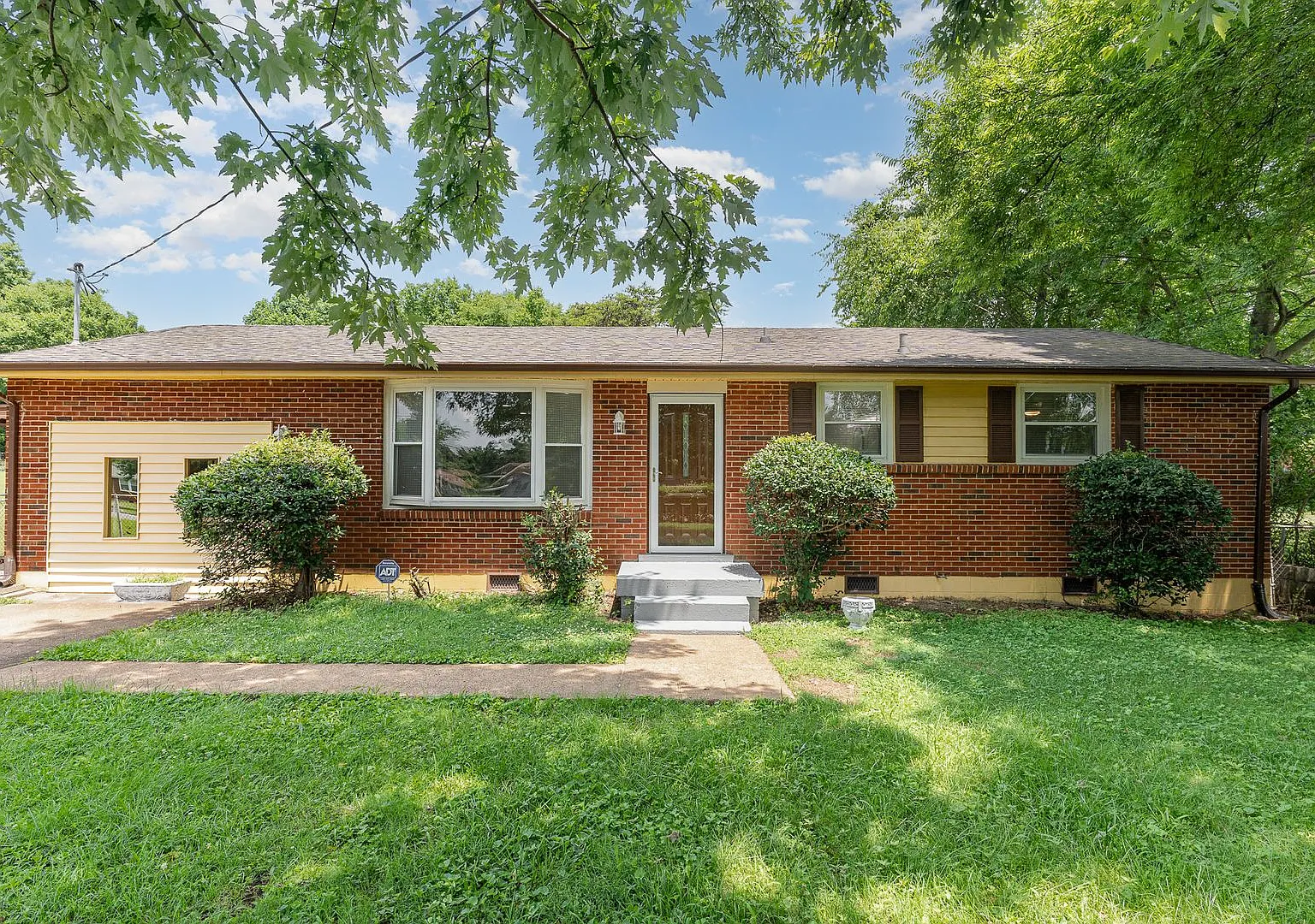 Lovely 3 Bedroom in Parkview Estates! — Photo 1