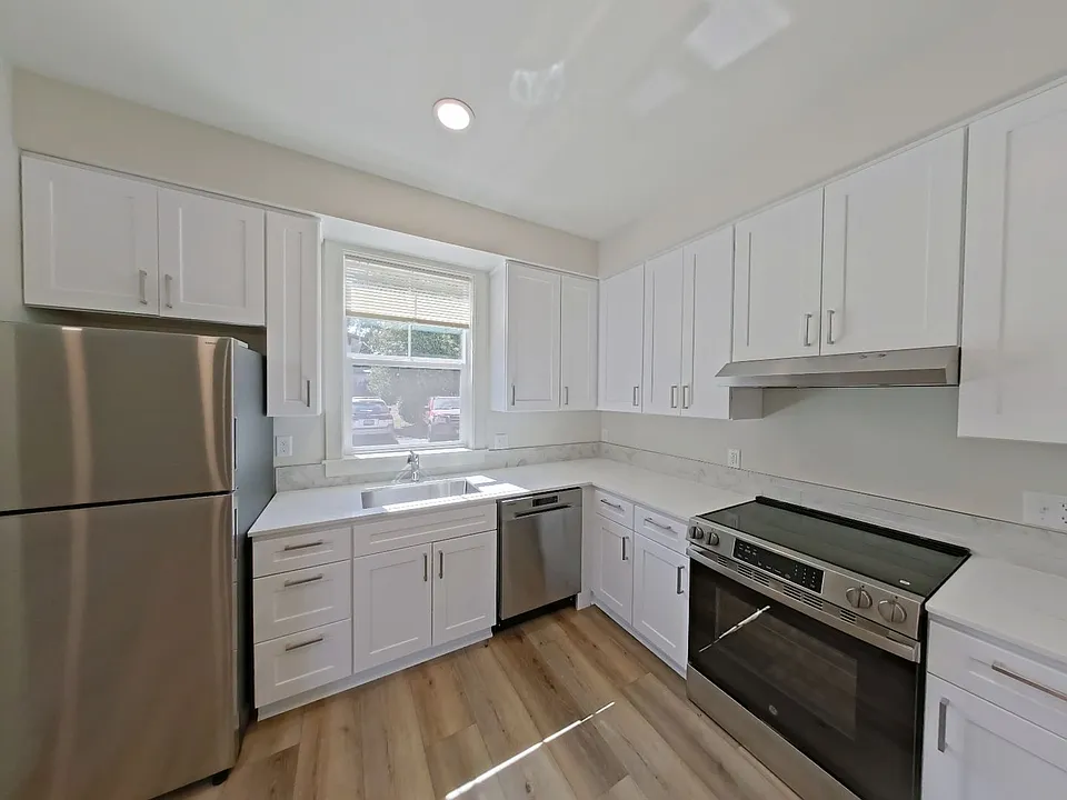 357 W Broadway #&-940