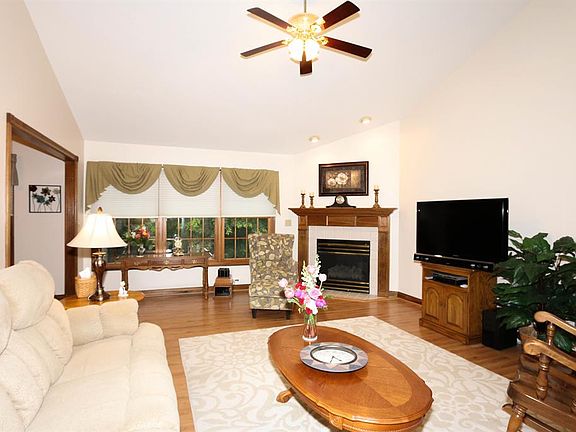 4th image of 110 Whispering Woods Ln