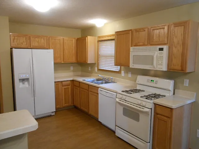 485 Sycamore Creek St — Photo 2