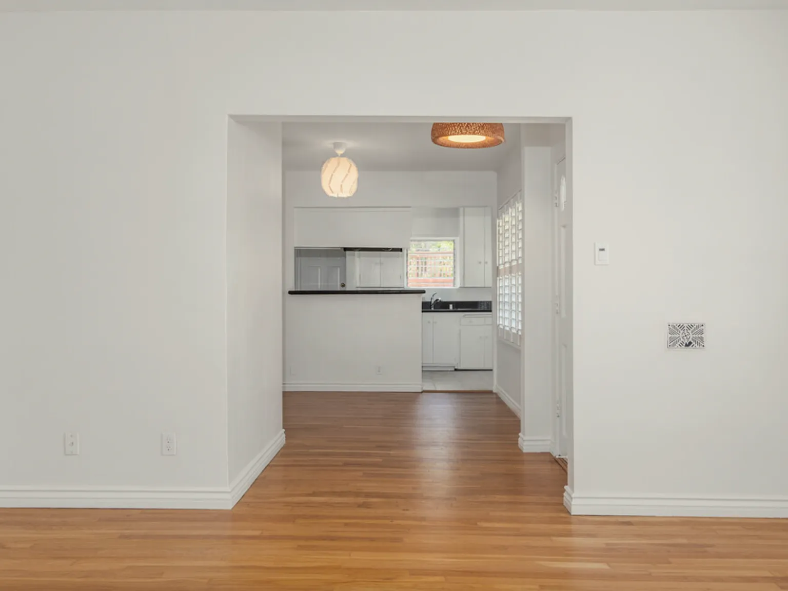 2 bed, 950 sqft, $4,000 — Photo 2