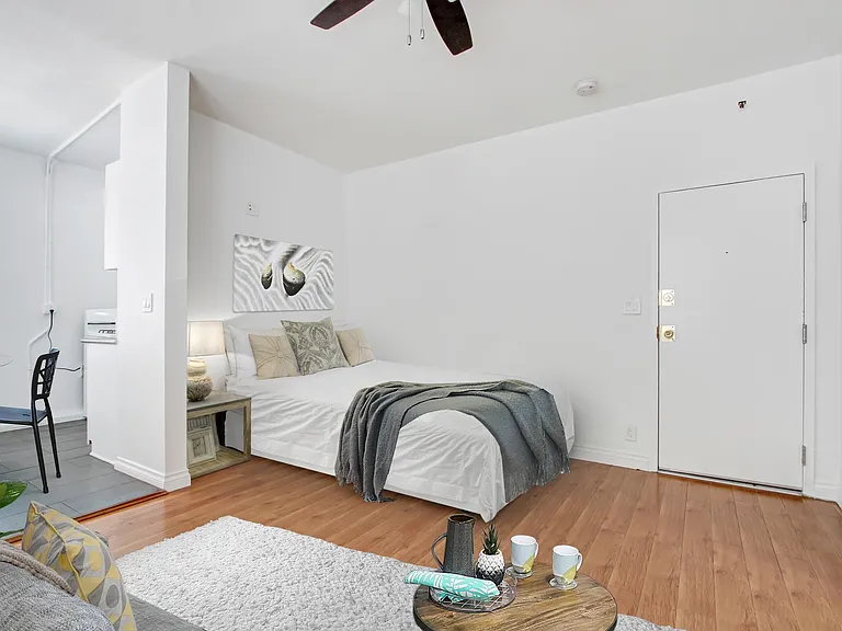#305 Living/Bedroom