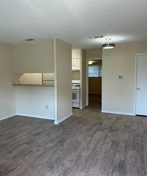 8609 Putnam Dr #D — Photo 2