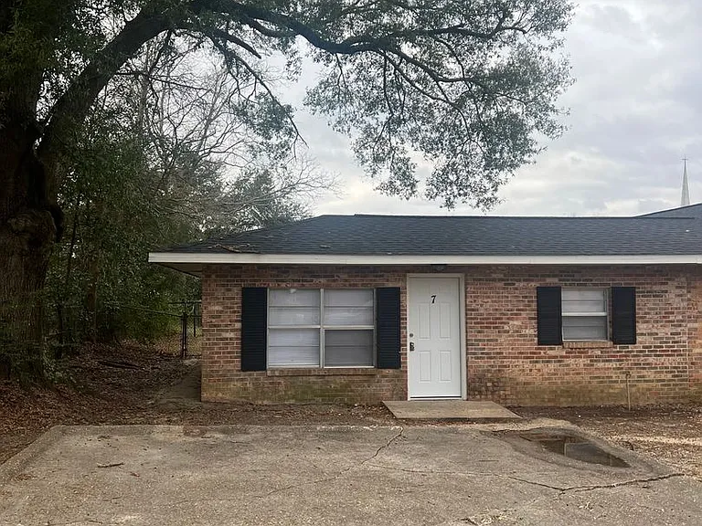 321 Geneva Highway Apts — Photo 1