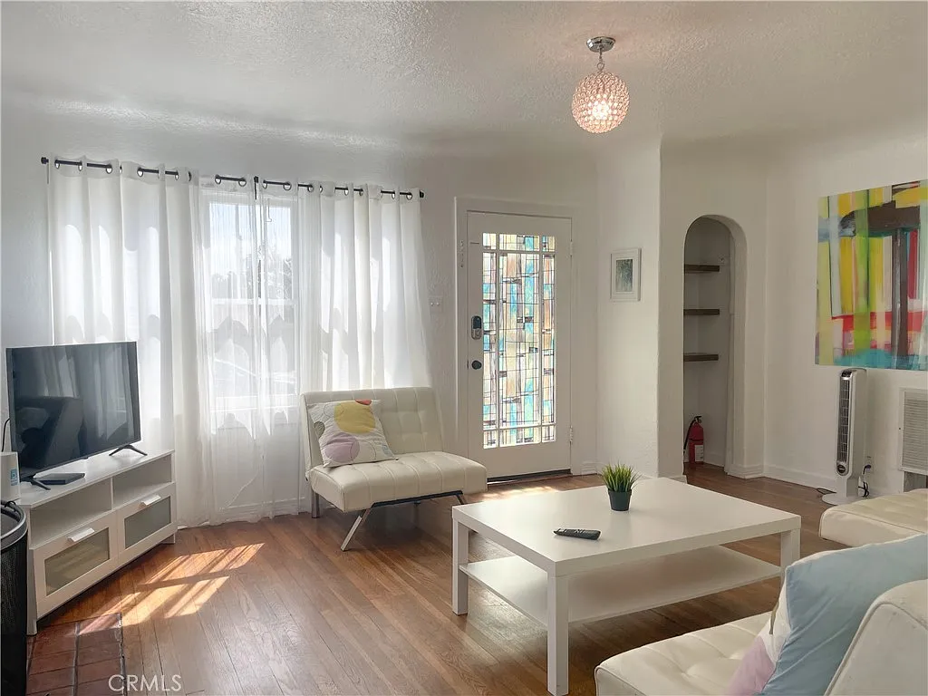 2 bed, 998 sqft, $5,595 — Photo 3