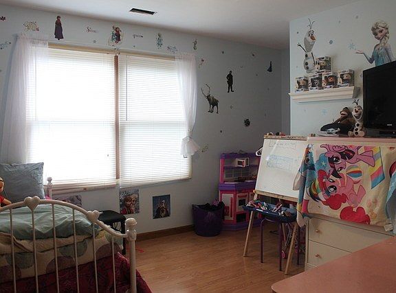 5th image of 216 W Stimmel St