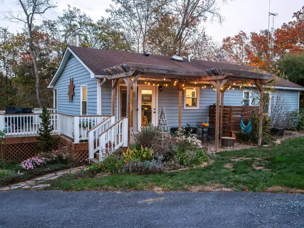 1917 Hermitage Rd, Waynesboro, VA 22980