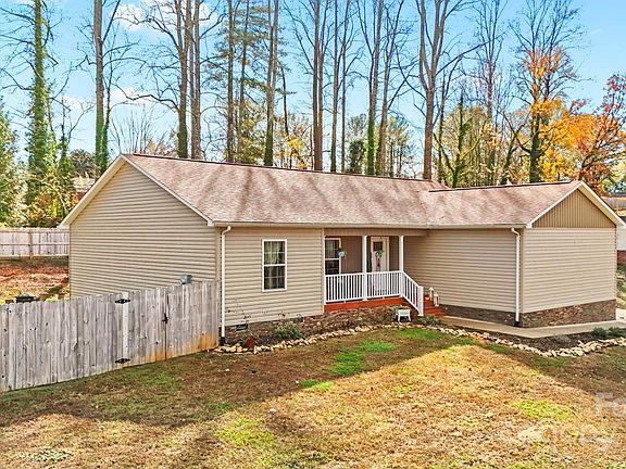 4th image of 909 Woodbine Pl