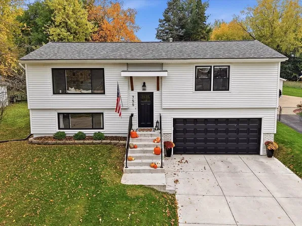 755 Armour ROAD, Oconomowoc, WI 53066