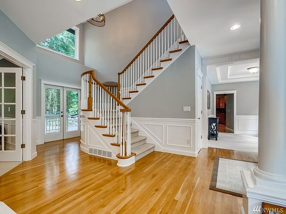 4th image of 825 240th Ave NE