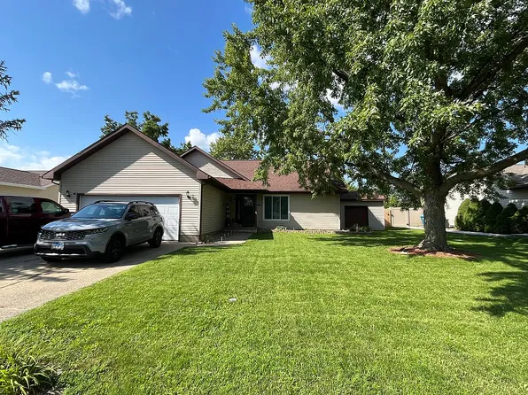 1403 Bethany Ln, Pontiac, IL 61764