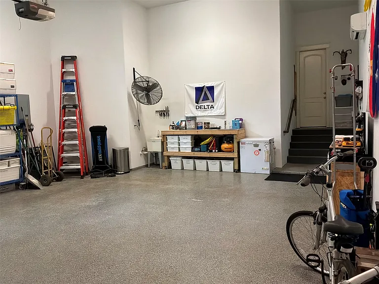 922 Alexander St — Photo 39