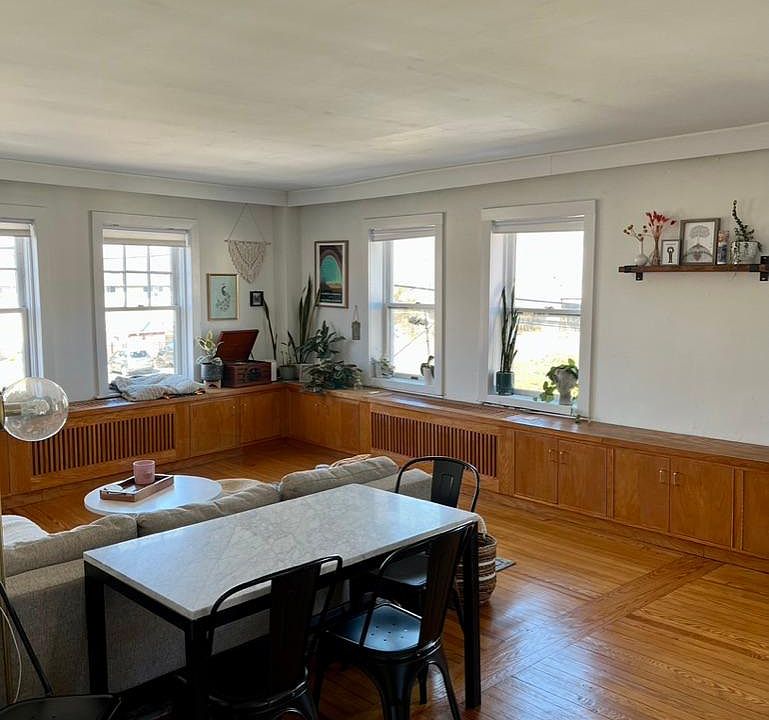 SPACIOUS LIVING AREA