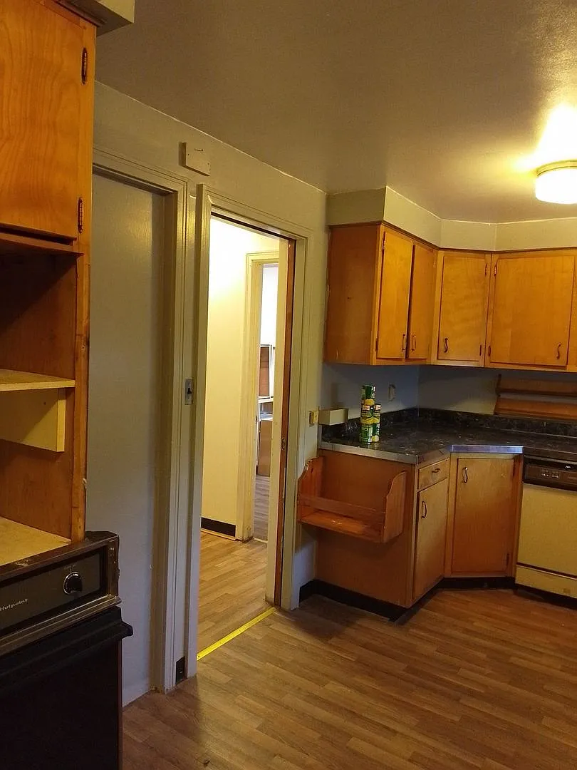 Charming 3BR apartment 1st floor in Buffalo,-142155 — Photo 2