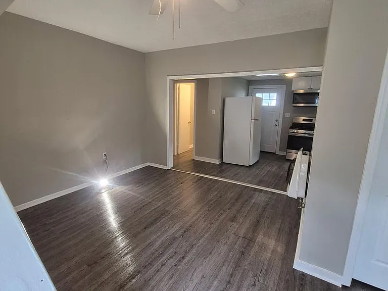 542 Woodford Ave — Photo 6