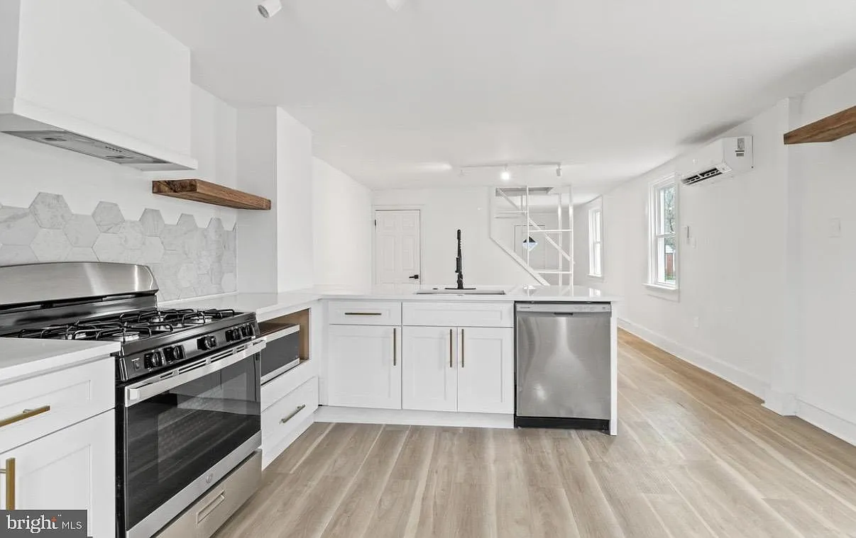 3 bed, 1221 sqft, $2,500 — Photo 3