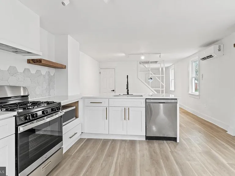 715 E Haverford Rd — Photo 3
