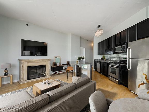 5th image of 1600 S Indiana Ave #1308