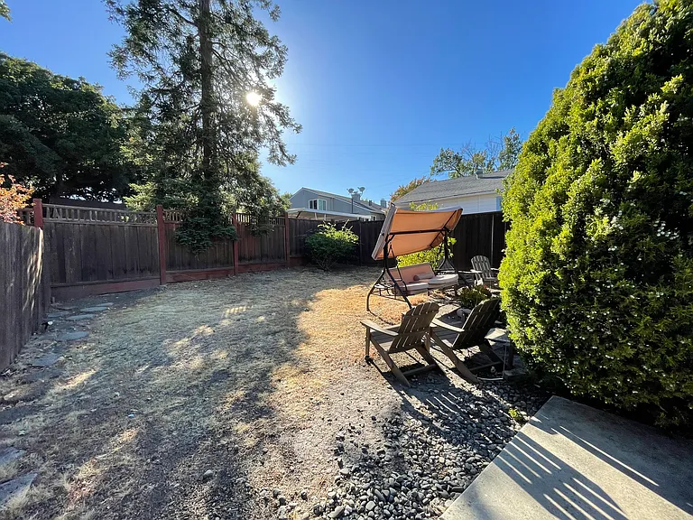 1555 Brooks St — Photo 12