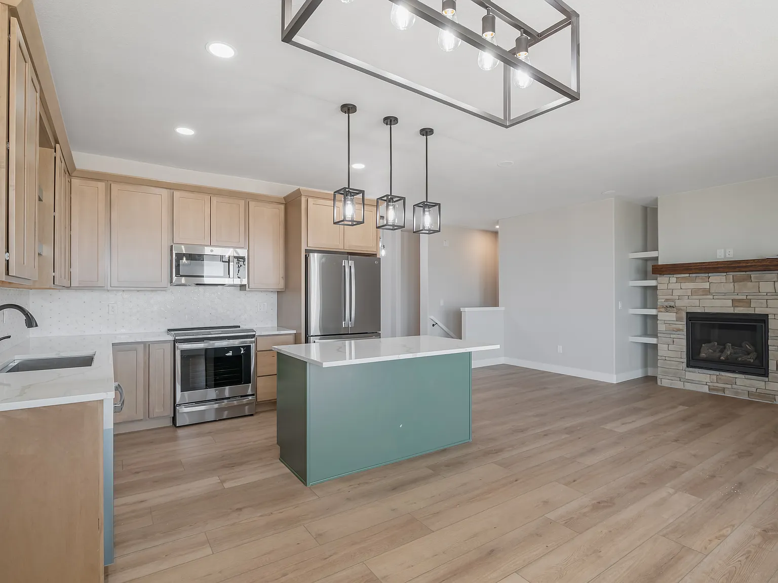 5 bed, 2722 sqft, $2,600 — Photo 2