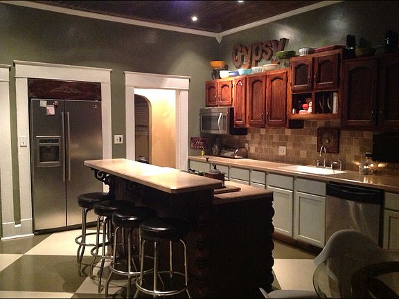 3rd image of 601 W Mill St