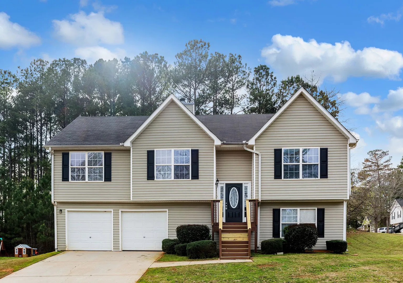 Beautiful 4br 3bath Home with deck and spacious yard in Covington!! — Photo 1