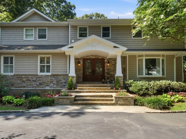 8 Clayton Drive, Dix Hills, NY 11746