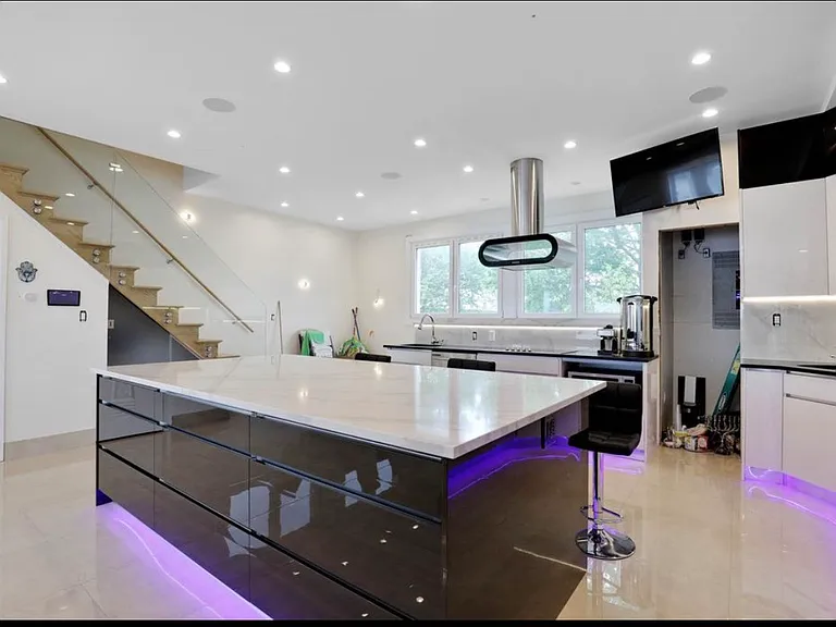 11 Waldane Ct #2 — Photo 2