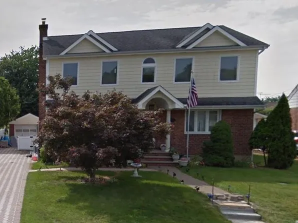1030 Maple Lane, Manhasset Hills, NY 11040